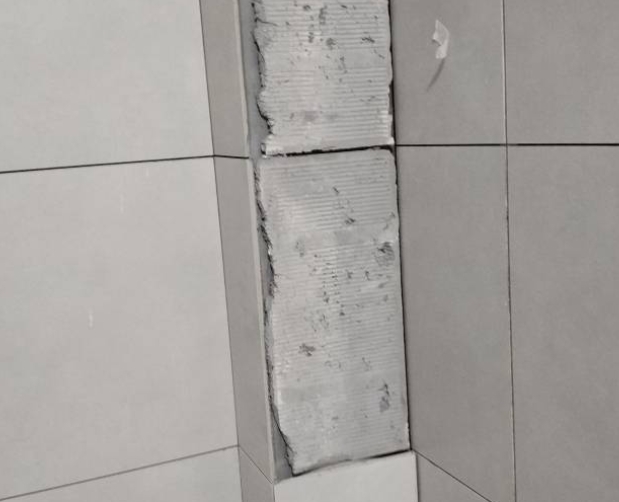 盐都瓷砖空鼓维修公司分享下瓷砖施工前基层浇水润湿程度不足，可能导致以下问题